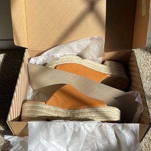 Brand new never worn SOLUDOS sandals